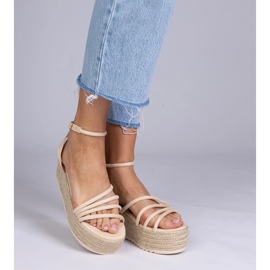 Espadrilles beige sur la plate-forme 1 Espadrilles beige sur la plate-forme 1