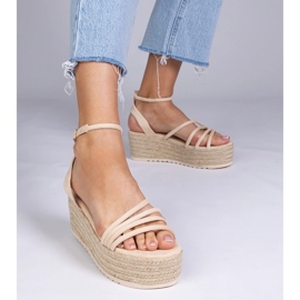 Espadrilles beige sur la plate-forme 2 Espadrilles beige sur la plate-forme 2