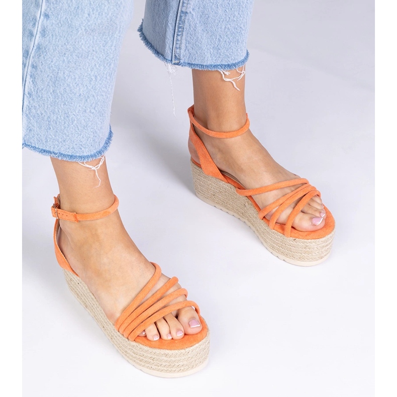 Espadrilles d'orange sur la plate-forme 1 Espadrilles d'orange sur la plate-forme 1