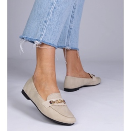 Mocassins beige avec une finition mate avec une décoration dorée 1 Mocassins beige avec une finition mate avec une décoration dorée 1