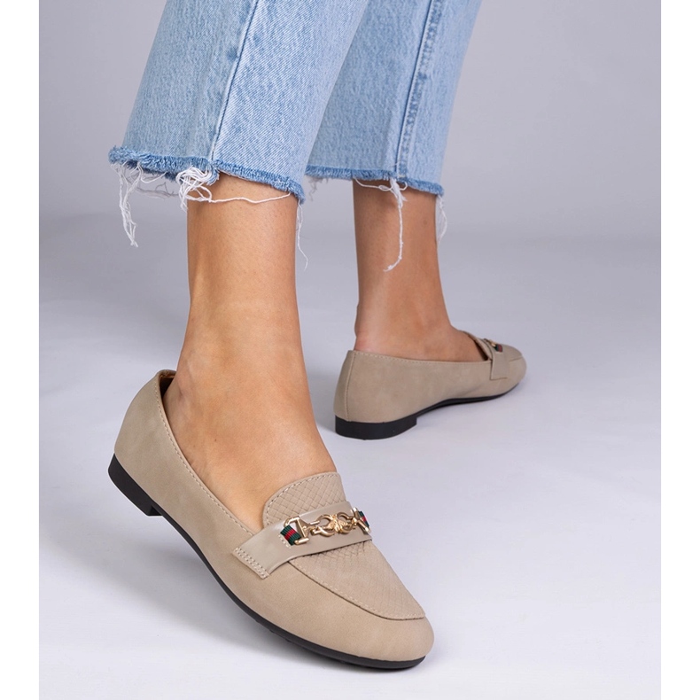 Mocassins bruns avec une finition mate avec une décoration dorée 1