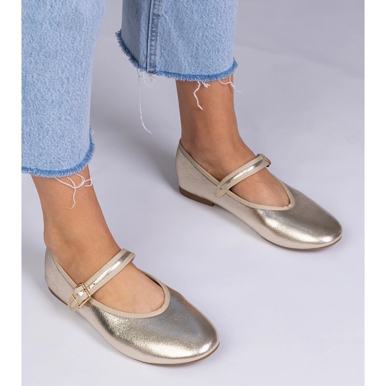 Ballerines féminines d'or avec une boucle doré 1