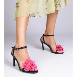 Sandales noires sur un talon décoré d'une fleur le noir 1