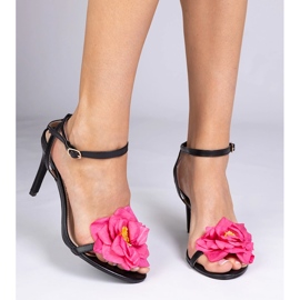 Sandales noires sur un talon décoré d'une fleur le noir 2