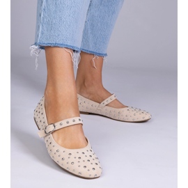 Ballerines beiges avec des clous et des boucles 1