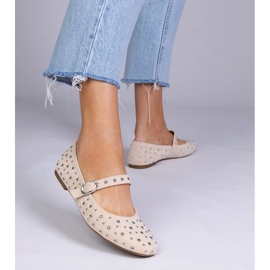 Ballerines beiges avec des clous et des boucles 2