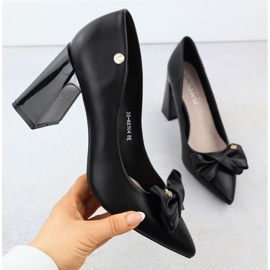 Pumps pour femmes sur un poteau décoratif avec un arc noir Vinceza 62104 1