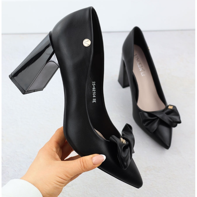 Pumps pour femmes sur un poteau décoratif avec un arc noir Vinceza 62104 1