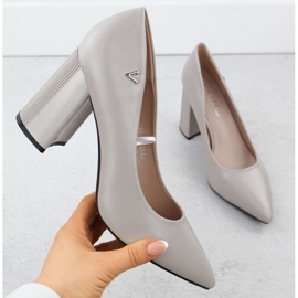 Pompes pour femmes sur un pilier gris décoratif Vinceza 62220 1