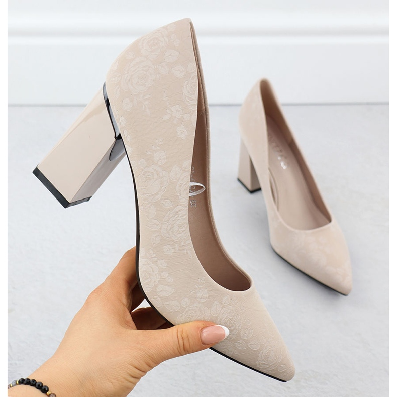 Pompes pour femmes avec des fleurs sur le poteau beige Vinceza 62223 1