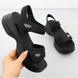 Sandales féminines sur une semelle épaisse avec du Velcro Black Potocki 105300 le noir 1