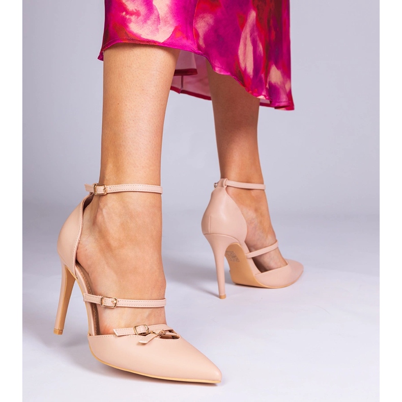 Pompe beige sur un talon haut fixé autour de la cheville 1 Pompe beige sur un talon haut fixé autour de la cheville 1