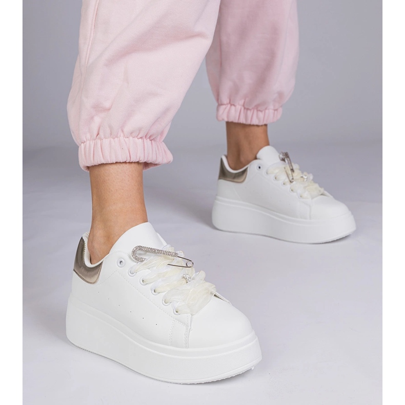 Baskets blanches avec un insert doré et une épingle en zircon 1