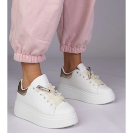 Baskets blanches avec un insert doré et une épingle en zircon 2