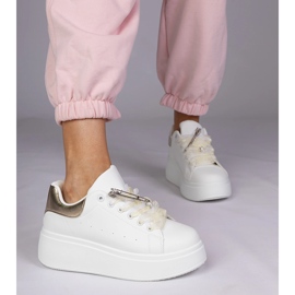 Baskets blanches avec un insert doré et une épingle en zircon 4