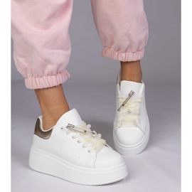 Baskets blanches avec un insert doré et une épingle en zircon 5