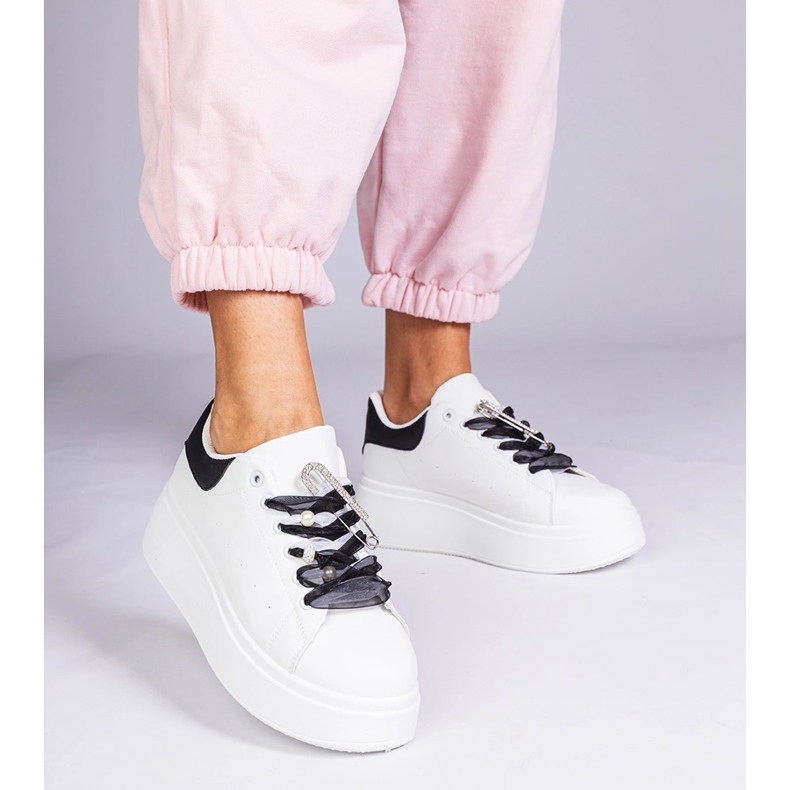 Baskets blanches avec un insert noir et une épingle en zircon 1