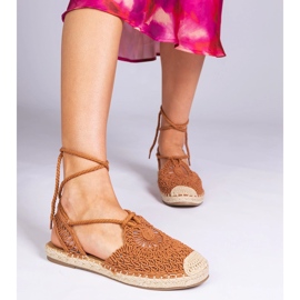 Sandales brunes en espadrilles plates 1