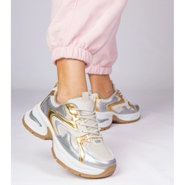 Baskets sportives dorées sur une semelle épaisse 1