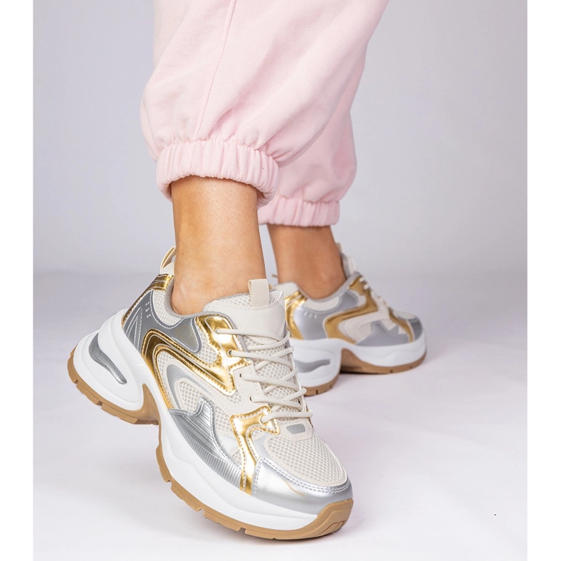 Baskets sportives dorées sur une semelle épaisse 1