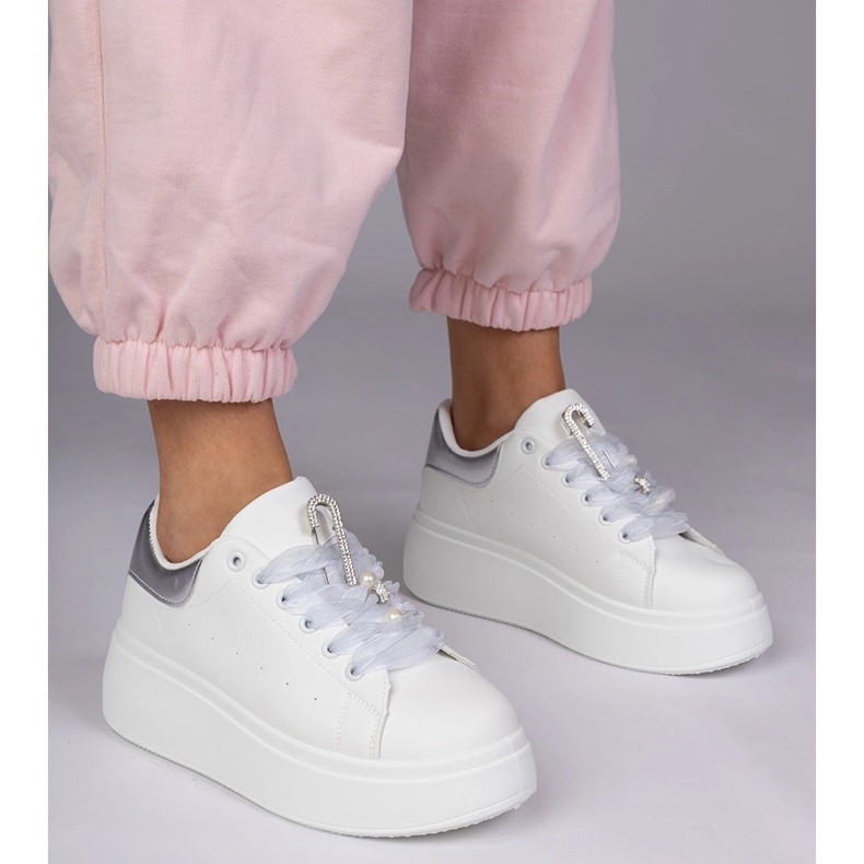 Baskets blanches avec un insert en argent et une épingle avec des zircons 1