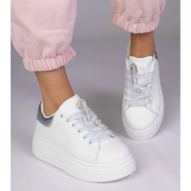 Baskets blanches avec un insert en argent et une épingle avec des zircons 2
