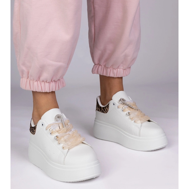 Baskets blanches avec un insert léopard et une épingle en zircon 1