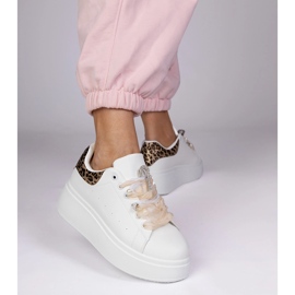 Baskets blanches avec un insert léopard et une épingle en zircon 2