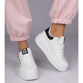 Baskets blanches avec un insert noir et des goujons 2