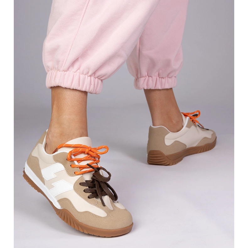 Baskets beige baskets avec lacets colorés 1