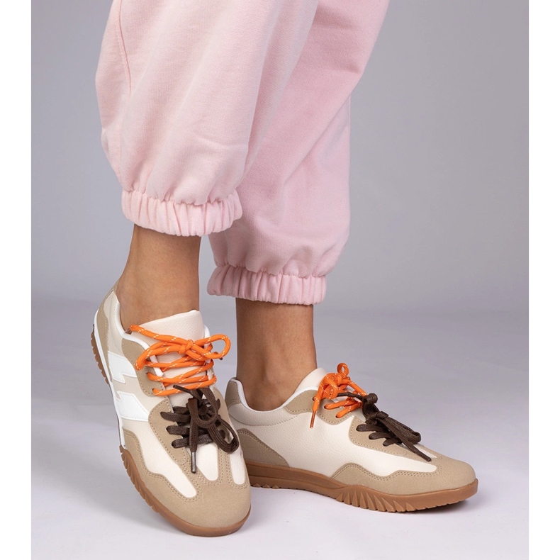 Baskets beige baskets avec lacets colorés 2