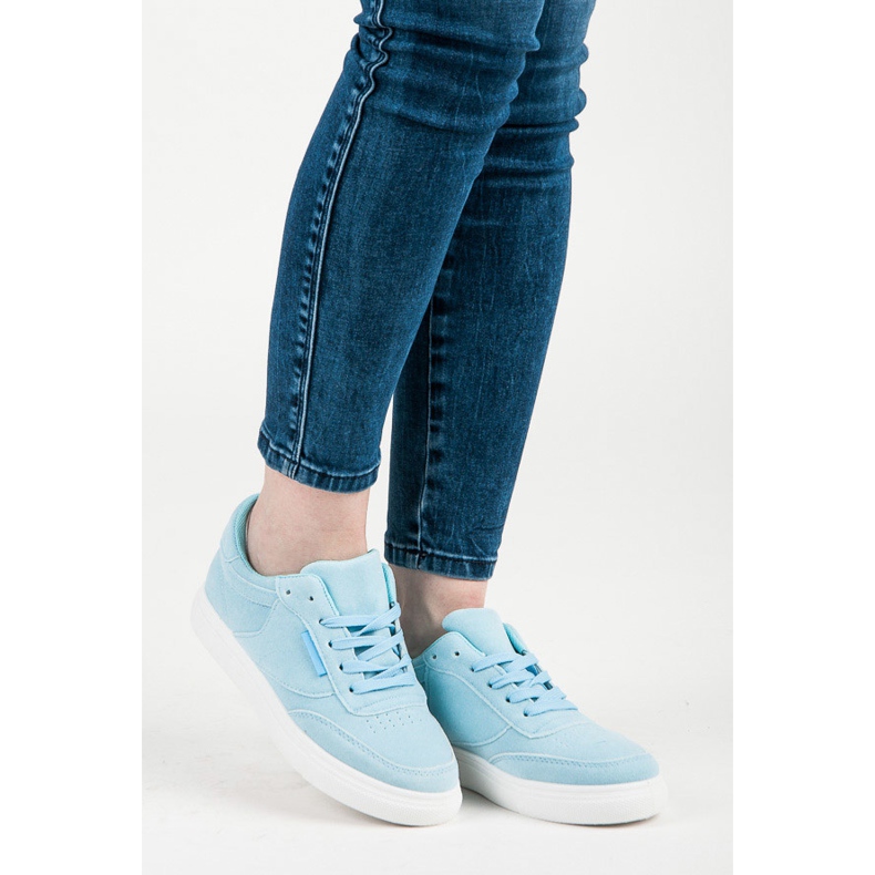 Baskets sur la plateforme bleu 1