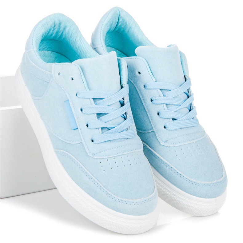 Baskets sur la plateforme bleu 2