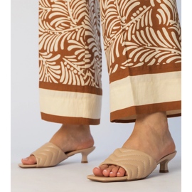 Tongs à talons bas beige clair 1