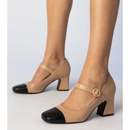 Pompes pour femmes beige avec un nez noir 5