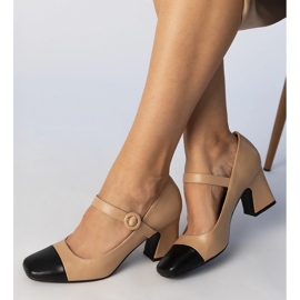 Pompes pour femmes beige avec un nez noir 1
