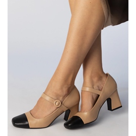 Pompes pour femmes beige avec un nez noir 2