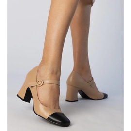 Pompes pour femmes beige avec un nez noir 6