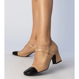 Pompes pour femmes beige avec un nez noir 7