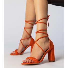 Sandales orange sur le poteau 1