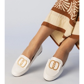 Mocassins blancs avec une décoration dorée blanche 1