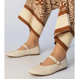 Ballerines féminines beiges avec une boucle 1