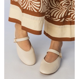 Ballerines féminines beiges avec une boucle 2