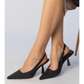Pompes en satin noir avec un talon ouvert le noir 1