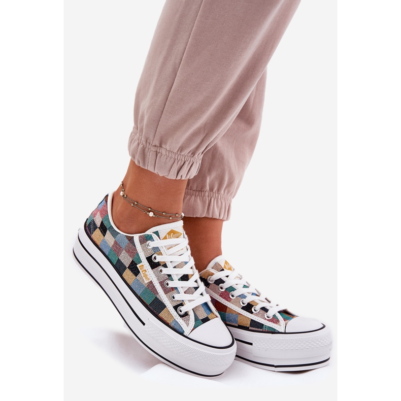 Sneakers pour femmes à motifs sur la plate-forme multicolore de Lee Cooper LCW-25-31-3441L beige 1 Sneakers pour femmes à motifs sur la plate-forme multicolore de Lee Cooper LCW-25-31-3441L beige 1