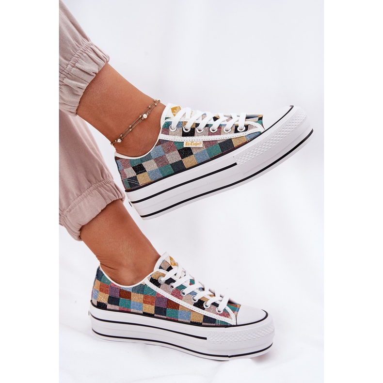 Sneakers pour femmes à motifs sur la plate-forme multicolore de Lee Cooper LCW-25-31-3441L beige 2 Sneakers pour femmes à motifs sur la plate-forme multicolore de Lee Cooper LCW-25-31-3441L beige 2