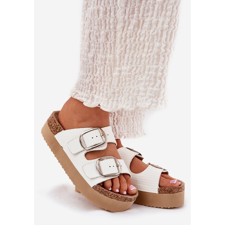 Les tongs de la plate-forme féminin avec Lee Cooper LCW-25-35-3496L Boucles blanches 1 Les tongs de la plate-forme féminin avec Lee Cooper LCW-25-35-3496L Boucles blanches 1