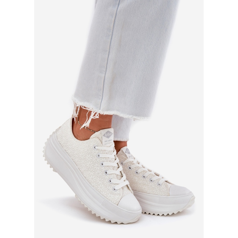 Sneakers pour femmes avec broderie sur la plate-forme Lee Cooper LCW-25-31-3465L White blanc 1