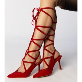 Sandales rouges sur un talon haut attaché avec des zircons 2