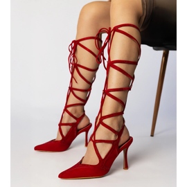 Sandales rouges sur un talon haut attaché avec des zircons 1